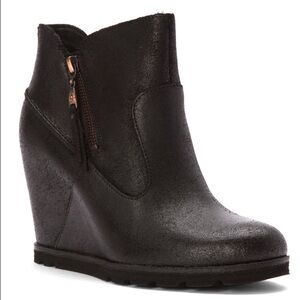 NEW UGG MYRNA LODGE. ANKLE BOOTS